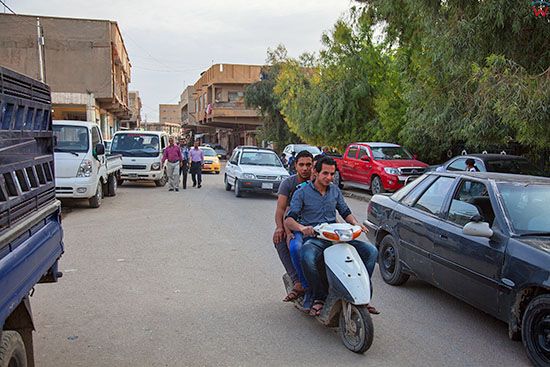 Irak, Hillah (Al Hilla). Popoludniowy ruch na ulicach miasta.